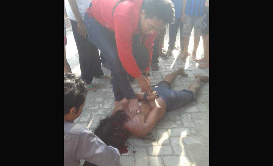 Yanto alias Toye saat dilumpuhkan warga. foto: catur 