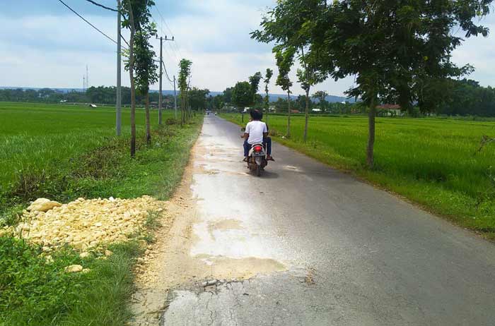 Salah satu titik jalan yang ditambal menggunakan pedel.