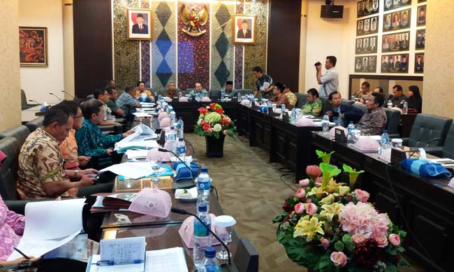Hearing Komisi A DPRD Jawa Timur dengan Komisi Pemilihan Umum (KPU) Jatim membahas persiapan pilgub di ruang Banmus, kemarin.