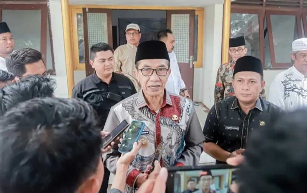 Bupati Pamekasan Kholilurrahman bersama Wakil Bupati Sukriyanto saat memberikan keterangan terkait polemik antara Perhutani dengan nelayan Desa Tanjung.
