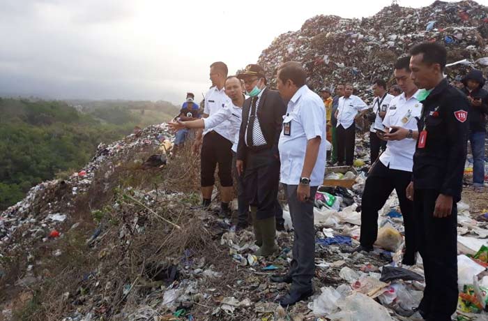 Plt Wali Kota Malang Sutiaji ketika meninjau tempat longsornya TPAS Supit Urang, Kota Malang. foto: IWAN/ BANGSAONLINE