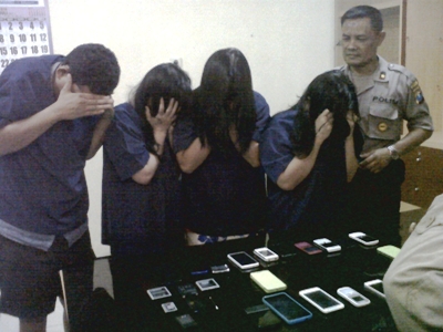 ?

Tiga janda dan satu lelaki hidung belang, pandai dalam kecepatan tangan, alias mencopet. Foto:rusmiyanto/BANGSAONLINE
