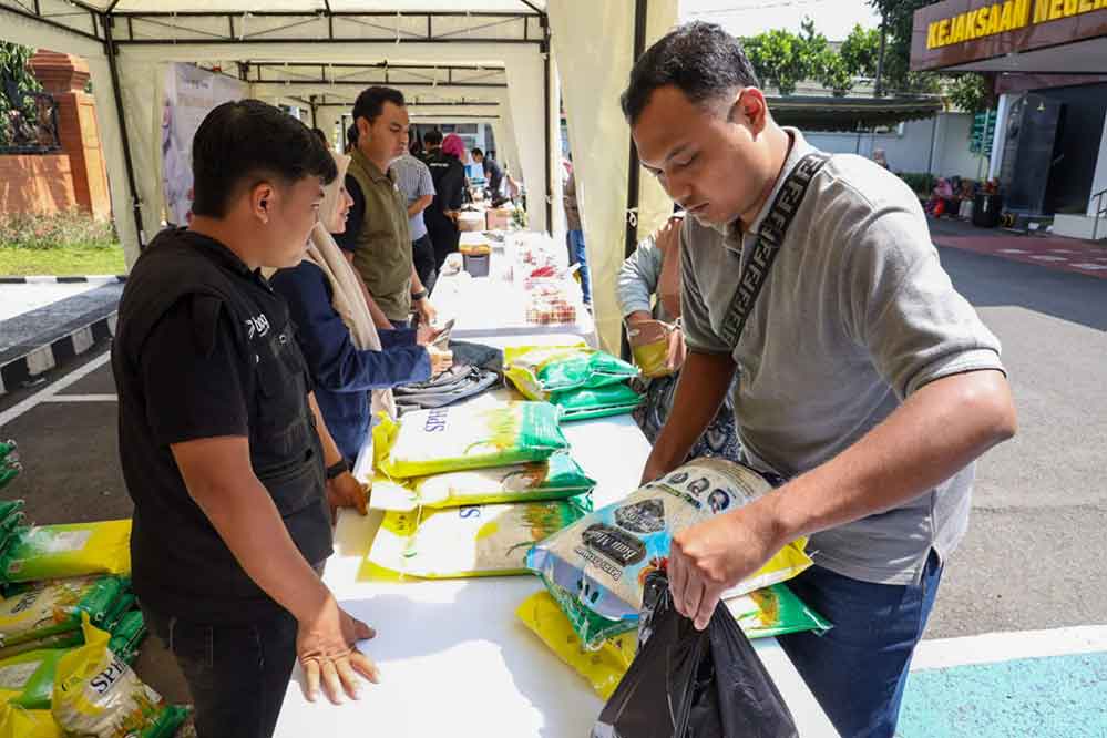 Warga saat membeli beras di kegiatan Operasi Pasar Murah yang digelar di Kejari Kota Kediri. (Ist)