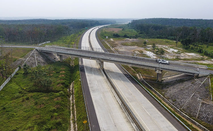 Proyek pembangunan Jalan Tol Trans Sumatra bahan baku semen produk SIG. (foto: ist).