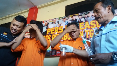 Kedua tersangka pengedar dan pemakai sabu yang tertangkap didampingi AKP Djanu Fitrianto. 
