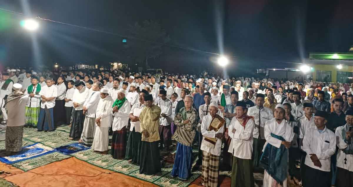 Doa bersama yang diikuti ratusan santri Ponpes Ibnu Khaldun Al Hasyimi, Situbondo.