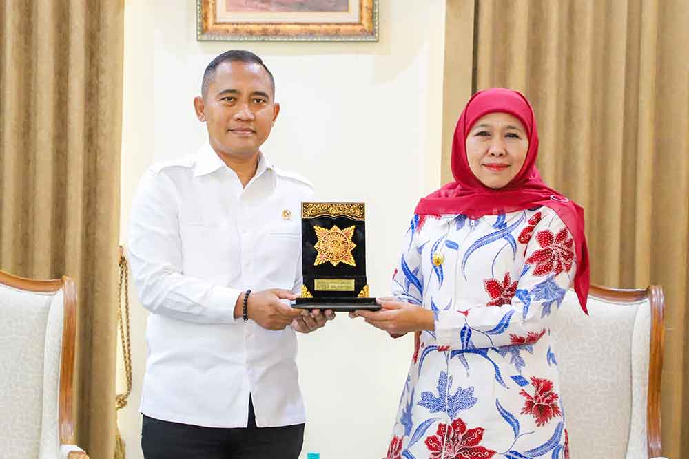 Gubernur Jatim, Khofifah Indar Parawansa (kanan), bersama Kepala Badan Nasional Penanggulangan Terorisme (BNPT) RI, Komjen Pol Eddy Hartono. (Ist)