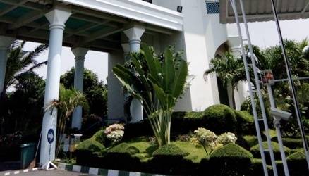 satu taman di sekitaran pintu masuk menara Masjid Al-akbar, terawat dan asri. foto: faratiti dewi/ BANGSAONLINE 