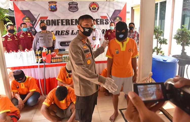 Kapolres Lamongan, AKBP Harun saat berkomunikasi dengan salah seorang tersangka.