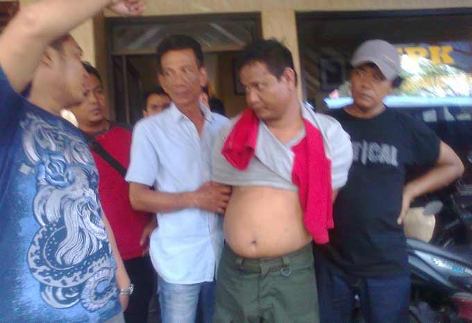 Pelaku saat diamankan di Polsek Dlanggu, Mojokerto. foto: Soffan Soffa/ bangsaonline.com