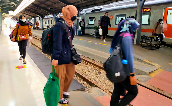 Penumpang KA saat berada di peron.