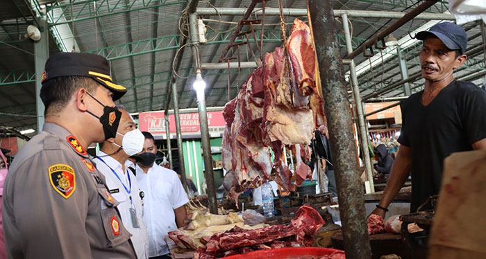 Tim dari Pemkab Gresik bersama Kapolres Gresik, AKBP Muchamad Nur Azis, saat mendatangi pedagang daging di pasar pascaserangan PMK terhadap ternak sapi. Foto: SYUHUD/BANGSAONLINE
