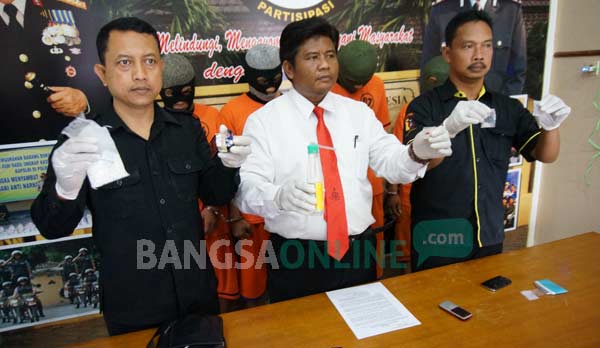 Para pengedar dan barang bukti saat press rilis yang digelar satuan narkoba polres Jombang. foto: rony suhartomo/ BANGSAONLINE