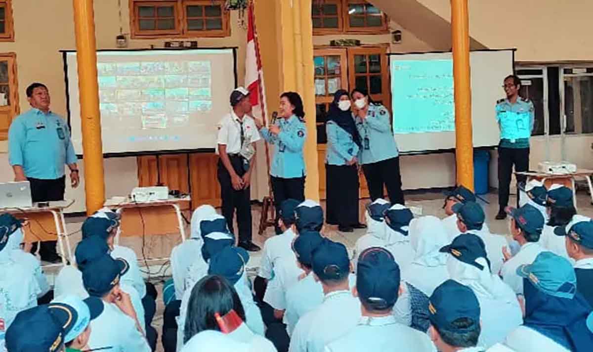 Tim Penyuluh Hukum Kanwil Kemenkumham Jatim saat menggelar sosialisasi untuk pelajar.
