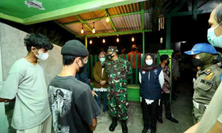 Satgas Penanganan Covid-19 Kabupaten Banyuwangi kian masif melakukan sidak ke sejumlah titik dalam rangka penegakan PPKM darurat. (foto: ist)
