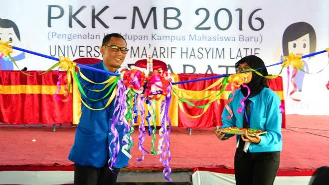 SIMBOLIS: Wakil Rektor III UMAHA Sidoarjo Dr H Muhammad Zamroni, SH MHum saat membuka kegiatan PKK-MB, di Kampus UMAHA, Ngelom Megare Kecamatan Taman, Minggu (28/8). foto istimewa