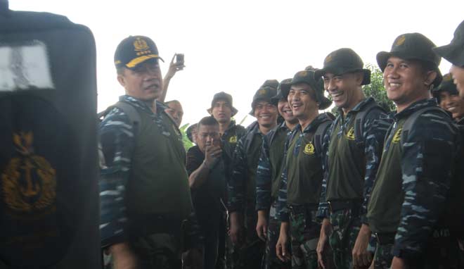SUNTIK MOTIVASI: KSAL Laksamana TNI Ade Supandi (kiri) saat membuka Outbound TNI AL 2016, di Puslatdiksarmil Lanudal Juanda Surabaya, di Sidoarjo, Jumat (5/8). foto: MUSTAIN/ BANGSAONLINE