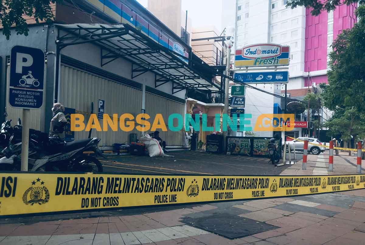 Garis polisi di sekitar Indomaret Raya Gubeng yang terbakar. Foto: RUSMIYANTO/BANGSAONLINE