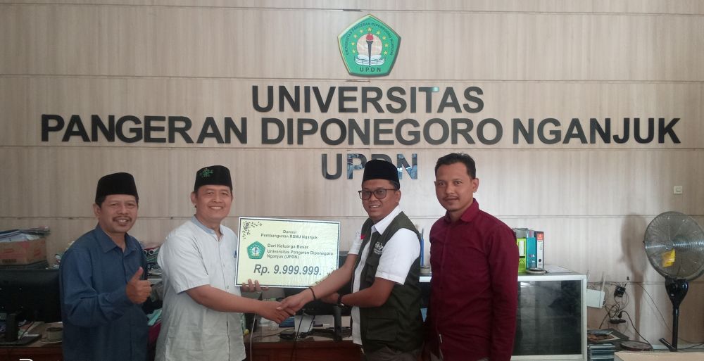 Bendahara UPDN saat menyerahkan Bantuan Donasi ke Ketua Laziznu PCNU Nganjuk, didampingi Dekan Fusa dan Staf UPDN
