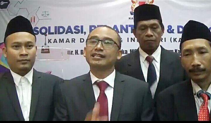 Ketua Kadin Kab. Malang H. Makhrus Soleh (tengah) ditampingi sekretaris dan wakilnya memberikan keterangan usai pelantikan.