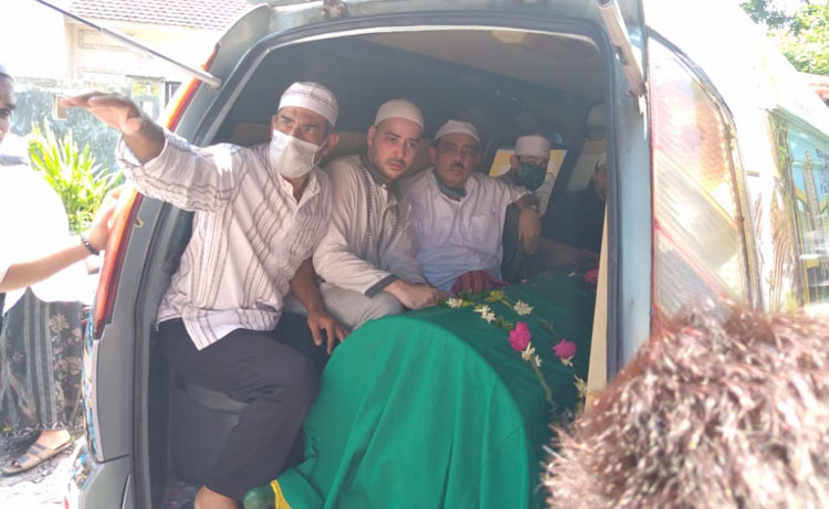Jenazah ayahanda Riza Shahab saat tiba di rumah duka.