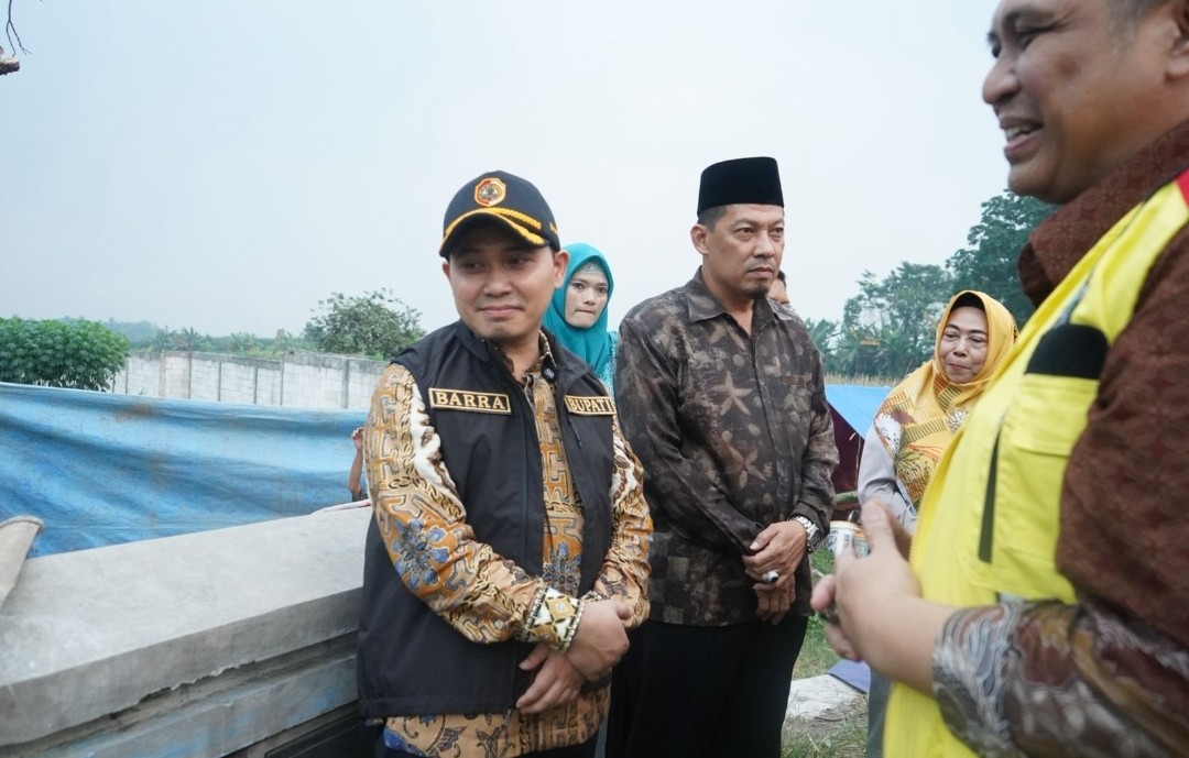 Bupati Mojokerto, Muhammad Al Barra usai peletakan batu pertama pembangunan Jembatan Bubak.