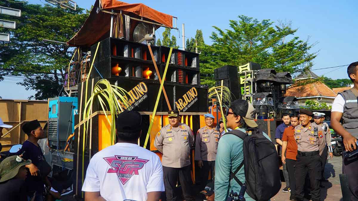 Kapolres Pasuruan saat memantau pelaksanaan Bangil Carnival 2025.