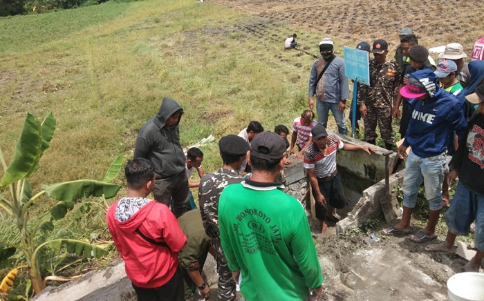Puluhan warga saat menutup saluran limbah bermasalah milik PT Sea Master.
