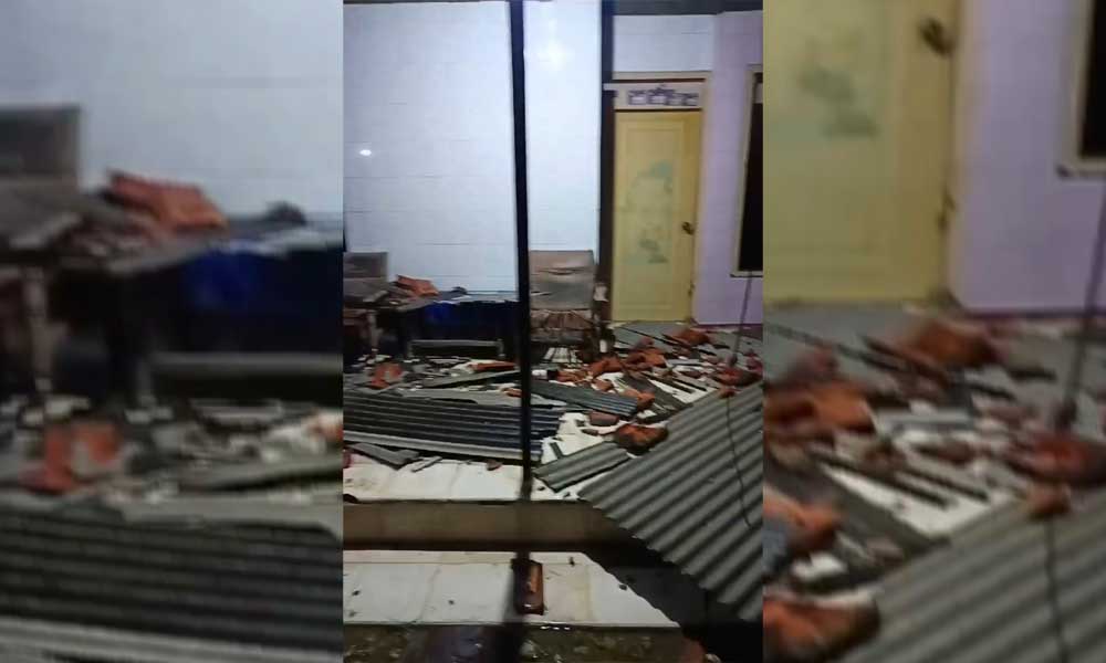 Salah satu rumah warga yang alami kerusakan, akibat diterjang angin kencang di Pamekasan.
