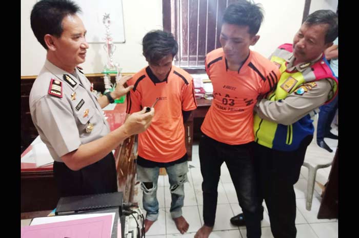 Warga Pecalukan digeger oleh dua remaja yang babak belur diamuk massa.