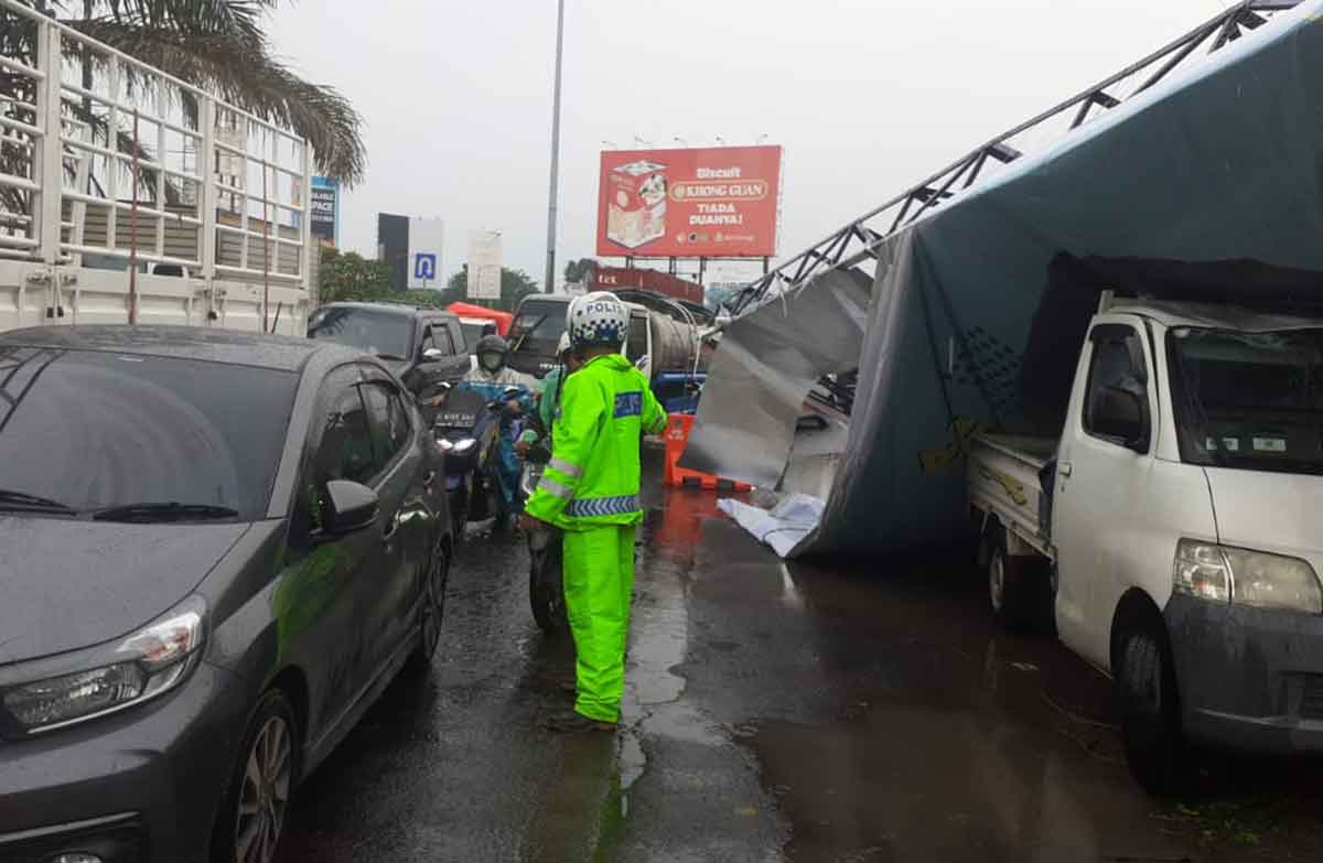 Petugas saat mengatur lalu lintas di Jalan Raya Waru, Sidoarjo.