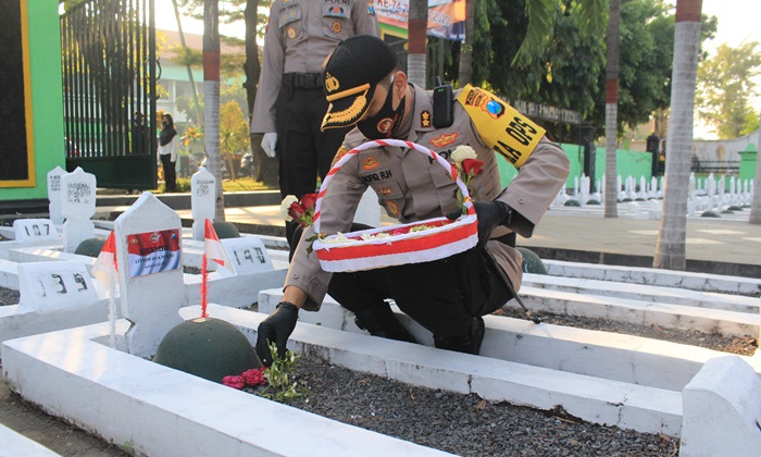 Kapolres Pasuruan AKBP Rofiq Ripto Himawan saat ziarah ke Makam Pahlawan Bangil.
