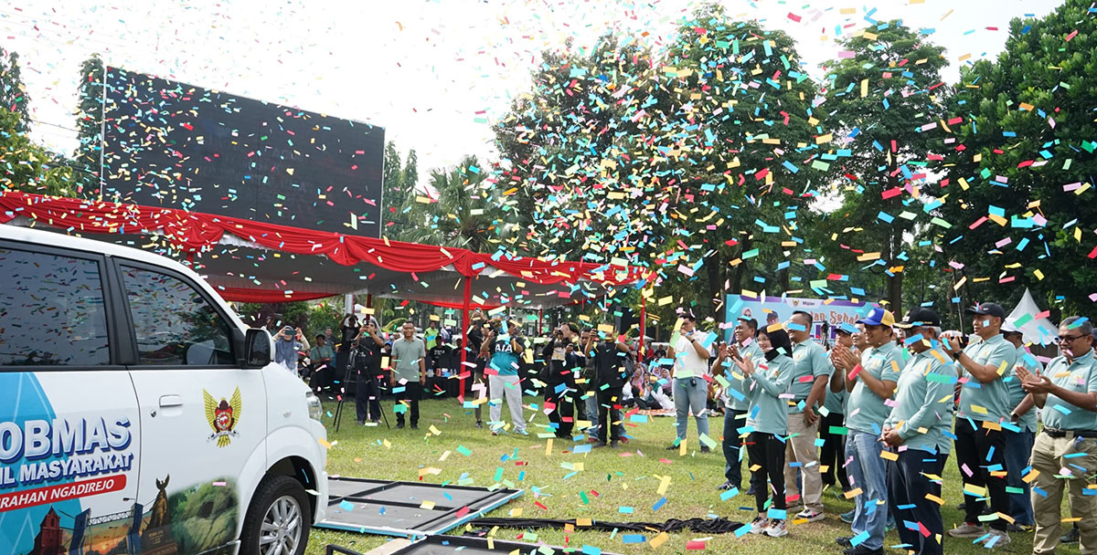 Wali Kota Kediri saat melaunching Mobmas atau akronim dari mobil pelayanan masyarakat. Foto: Ist