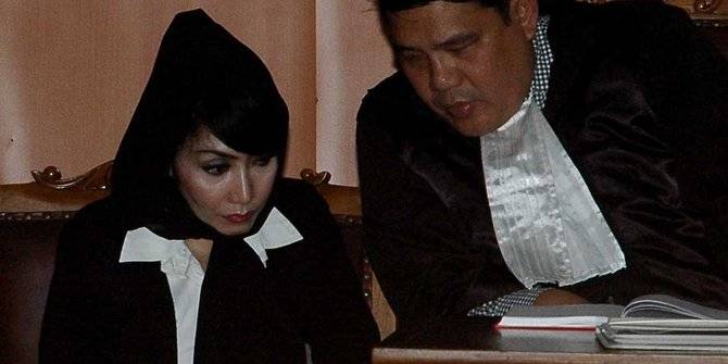 Malinda Dee bersama pengacaranya dalam sidang. foto: merdeka.com