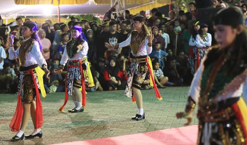 Penampilan tari-tarian saat penutupan Mahakarya Seni dan Budaya di GOR Untung Suropati, Kota Pasuruan.