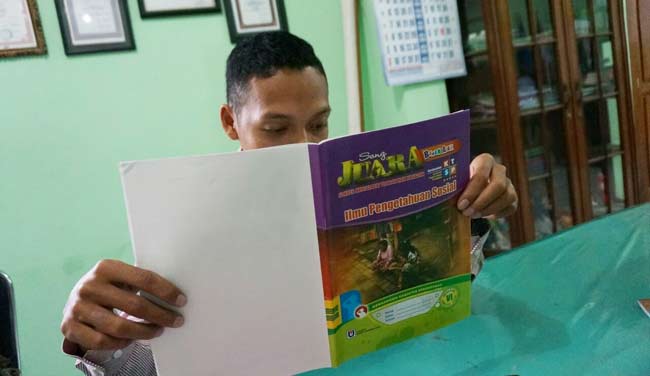 Salah satu LKS yang masih diperjual-belikan di Kabupaten Jombang. foto: RONY S/ BANGSAONLINE