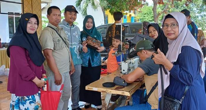 Kades Kandangan Fenta Aquarista (tiga dari kiri) mendampingi warganya mendapatkan pelatihan membuat tas. Foto: Ist.