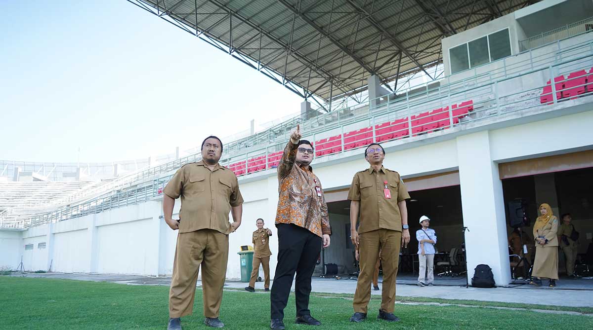 Bupati Kediri ketika meninjau progres pembangunan Stadion Gelora Daha Jayati. Foto: Ist