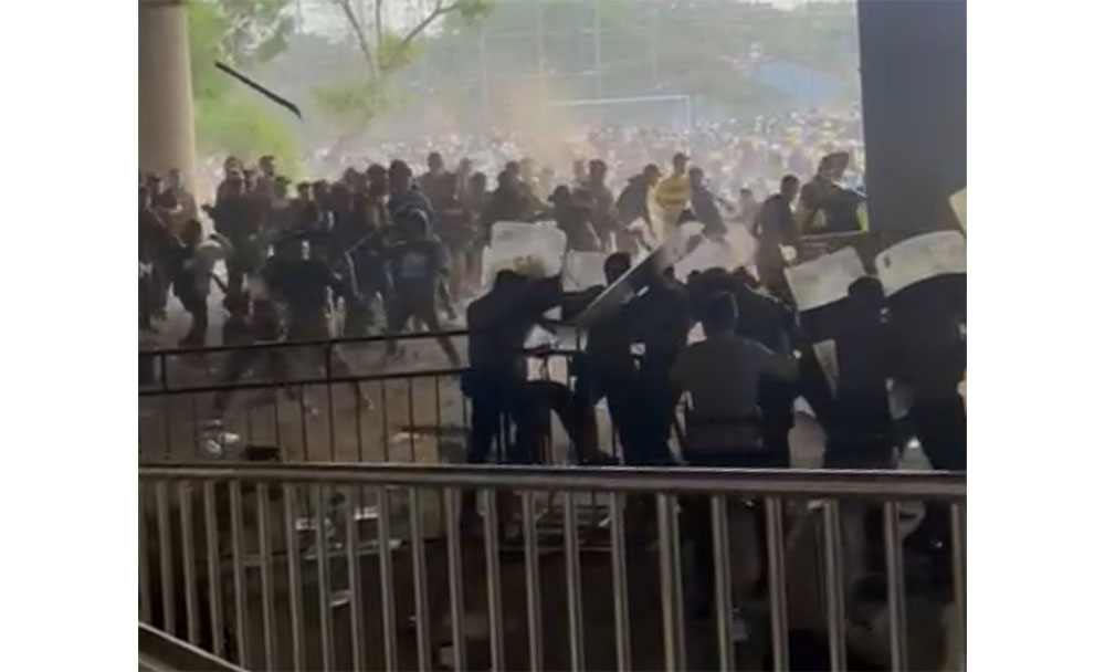 Suporter Gresik United saat bentrok dengan petugas kepolisian. Foto: Ist.