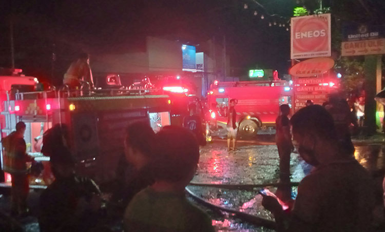 Sebuah bangunan toko oli dan ban yang berada di Jalan Raya Solo 56 Jiwan, Madiun, Jawa Timur terbakar. Kejadian tersebut terjadi sekitar pukul 18.15 WIB pada Minggu (27/6/2021) malam. (foto: ist)