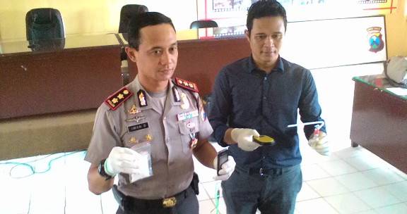 Kapolresta AKBP Iwan Setyawan didampingi Kasat Narkoba, AKP Andana saat menunjukkan BB Narkoba. (andi/BangsaOnline)