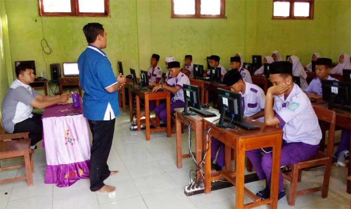 Suasana pelaksanaan UNBK di SMK Wahid Hasyim Glagah.