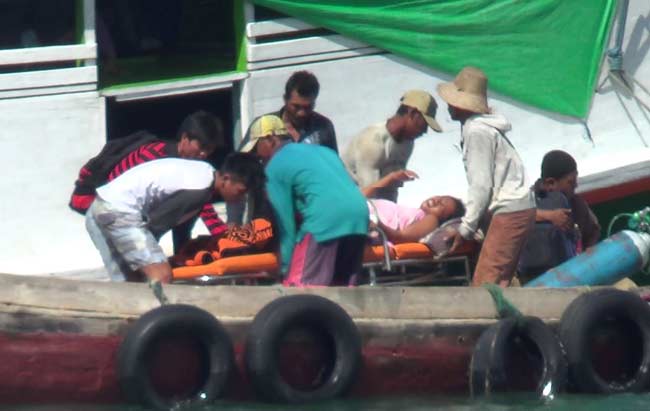 Proses evakuasi Nadira saat tiba di pelabuhan Dungkek. foto: rahmatullah/ BANGSAONLINE