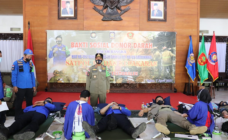 Satpol PP Trenggalek saat donor darah di Pendopo Trenggalek. (foto: HERMAN/BANGSAONLINE)