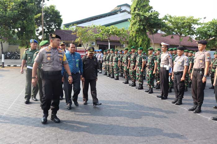 Kapolres AKBP Nanang Haryono saat meninjau personel apel gelar pasukan ketupat di Mapolres Tuban.