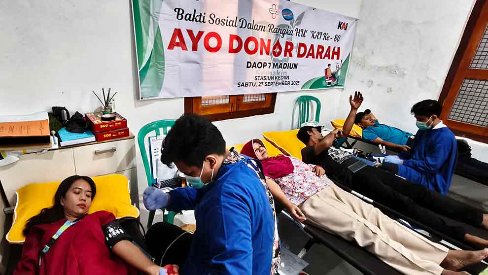 Peserta donor darah di Stasiun Kediri saat mengikuti proses pengambilan darah oleh petugas PMI Kota Kediri. Foto: Muji Harjita/Bangsaonline.