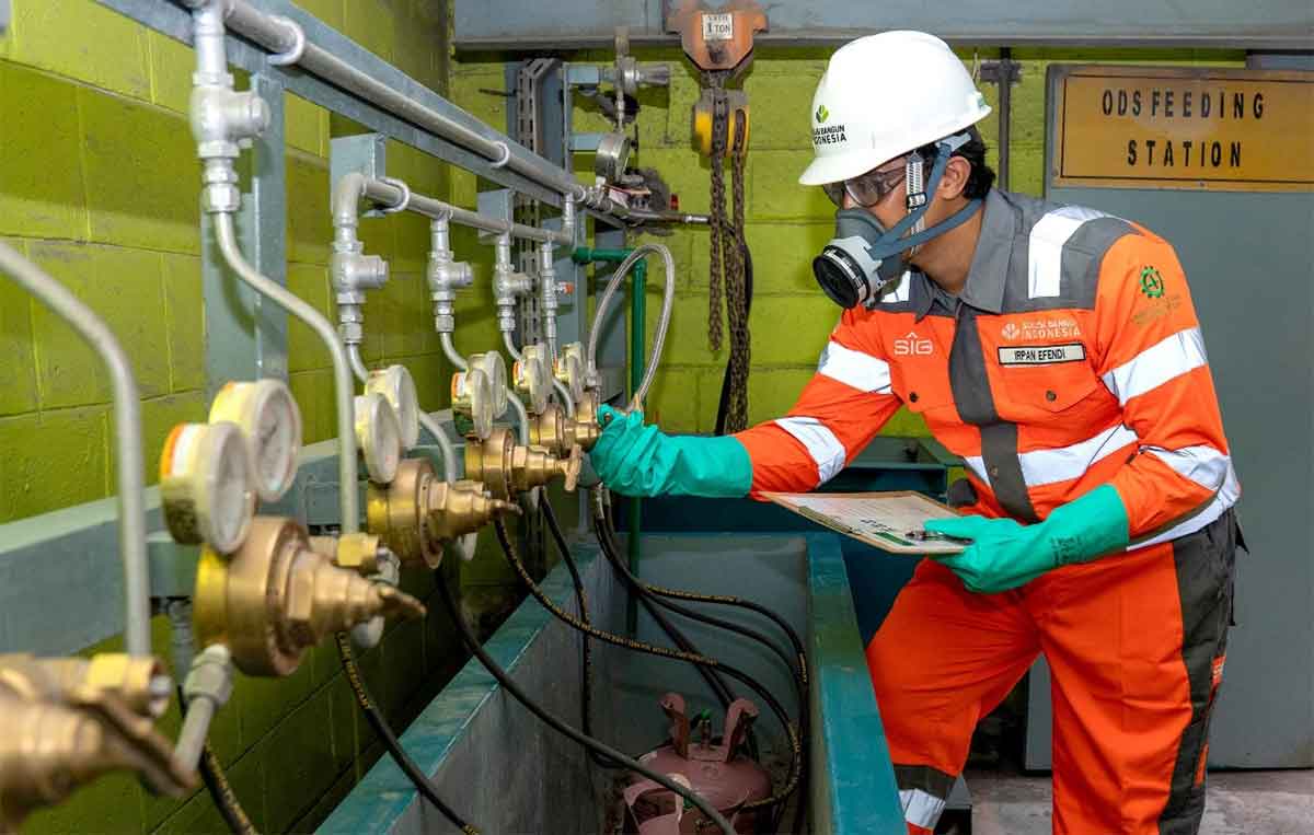 Karyawan SIG melakukan pengecekan flow meter sebelum dilakukan pemusnahan Bahan Perusak Ozon di Pabrik Narogong, Jawa Barat. Foto: Ist