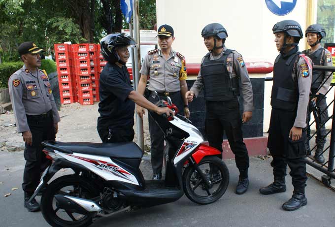 Kapolres Gresik AKBP Wahyu Sri Bintoro (tengah bertopi) saat mengecek penjagaan pintu masuk Polres. foto: SYUHUD/ BANGSAONLINE