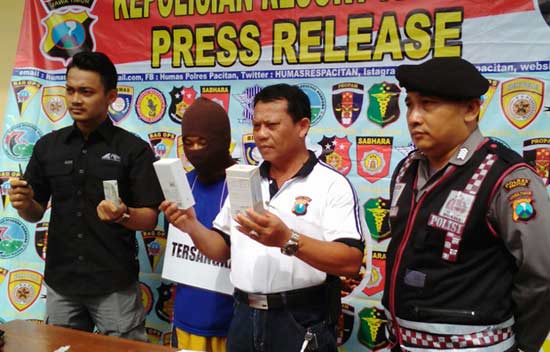 Tersangka pencuri HP saat gelar perkara oleh petugas Satreskrim.