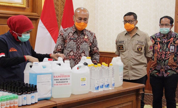 Gubernur Jawa Timur Khofifah Indar Parawansa dan Wahid Wahyudi Kadis Pendidikan Provinsi Jatim di Gedung Grahadi Surabaya,Sabtu (28/3/2020). foto: istimewa/ bangsaonline.com